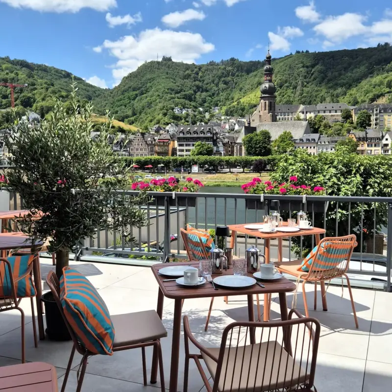 Blick von der Frühstücksterrasse über Cochem und die Mosel
