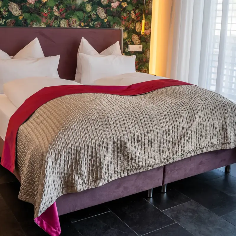 Helles Schlafzimmer mit liebevoller Dekoration