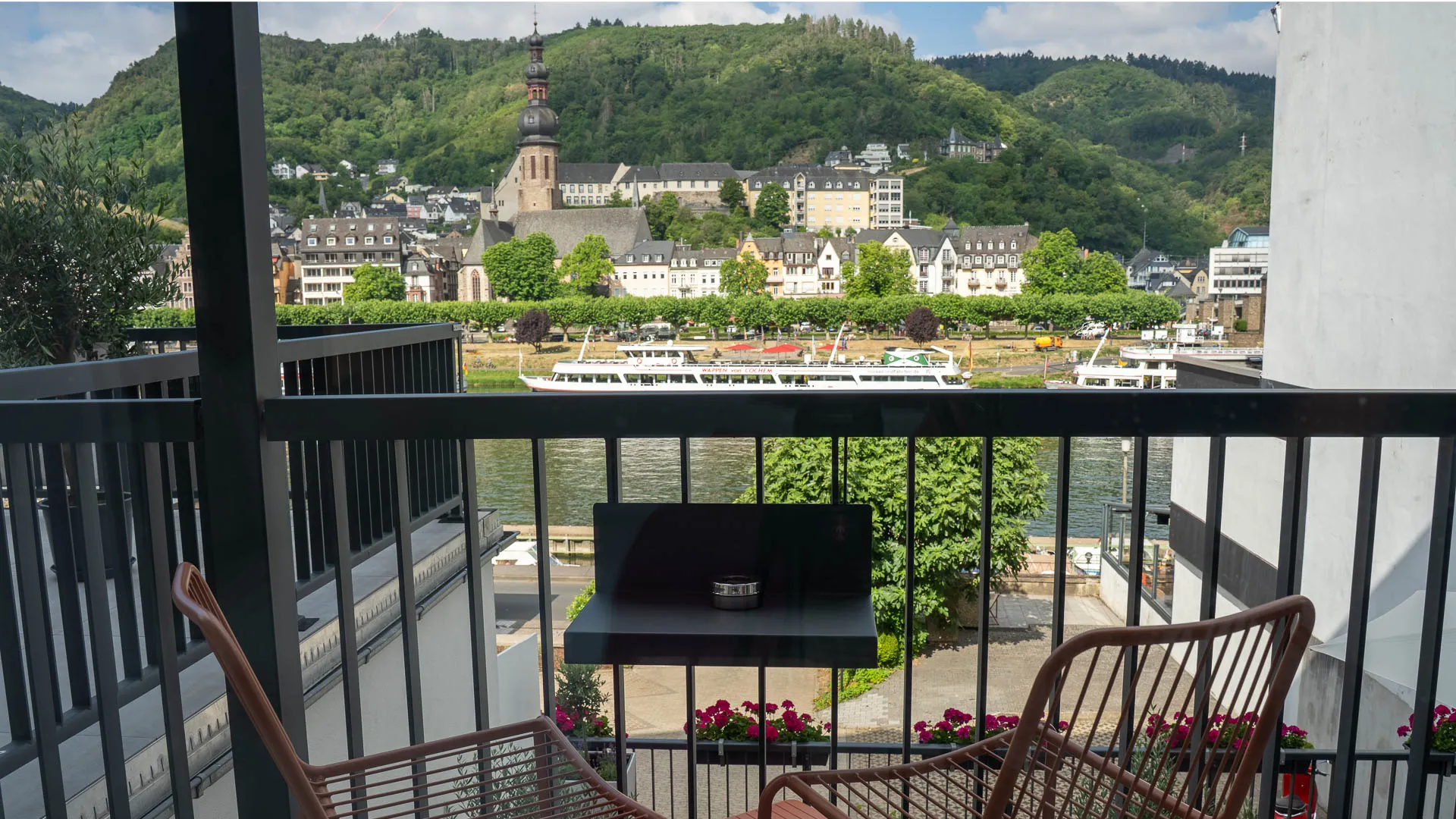 Balkon mit Blick auf die Mosel und die Landschaft