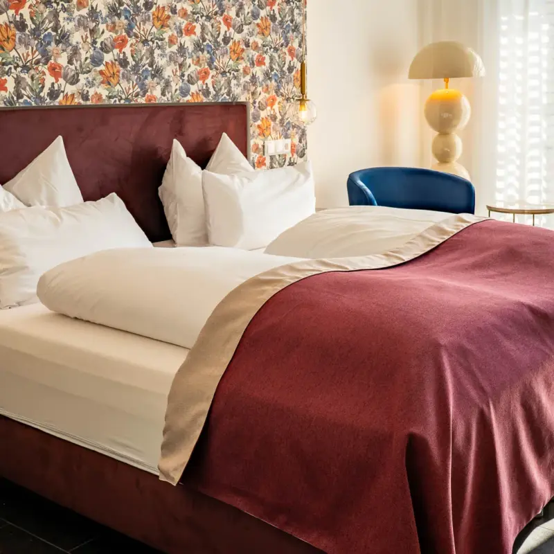Gemütliches Schlafzimmer mit warmem Ambiente