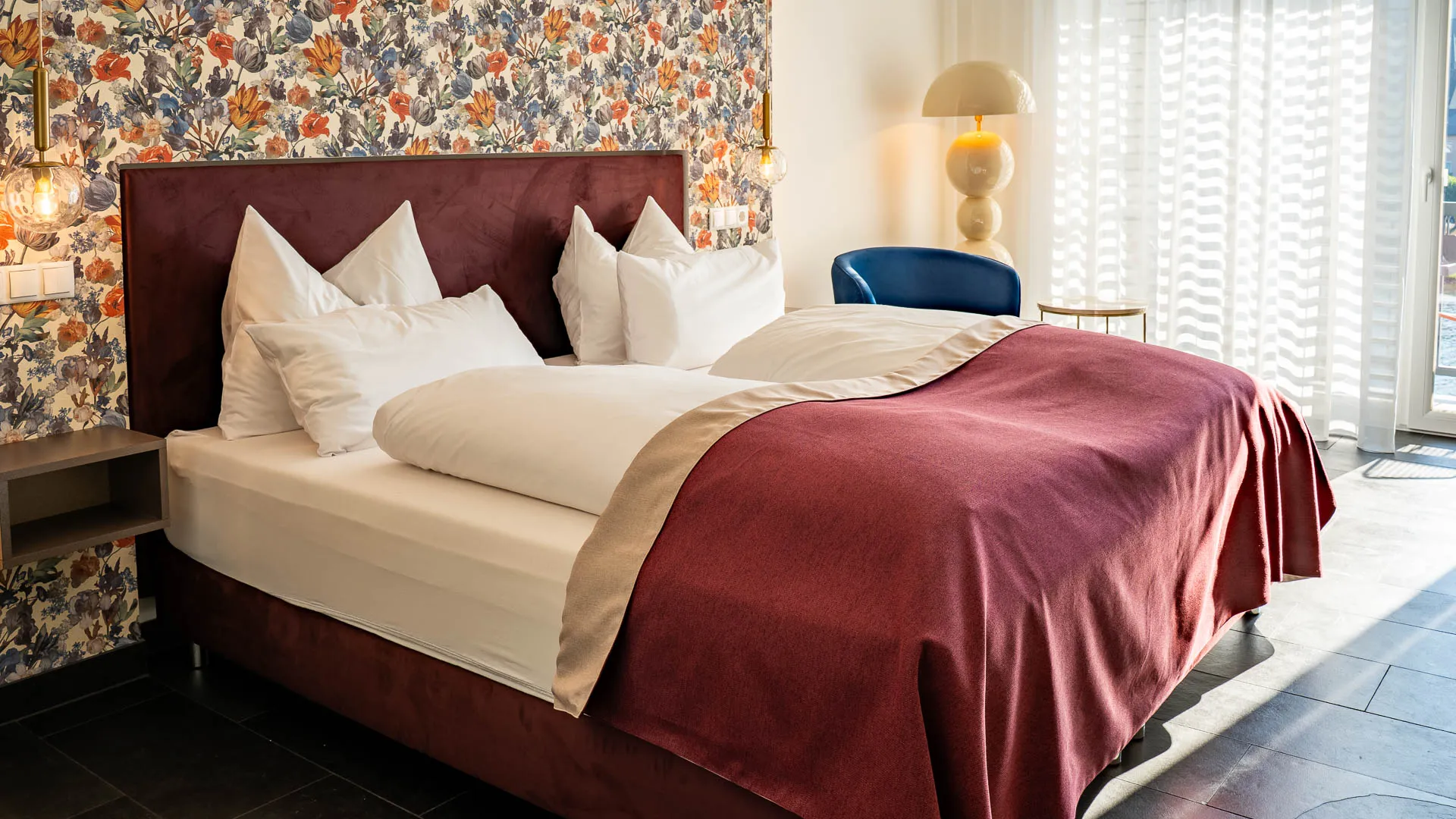 Gemütliches Schlafzimmer mit warmem Ambiente