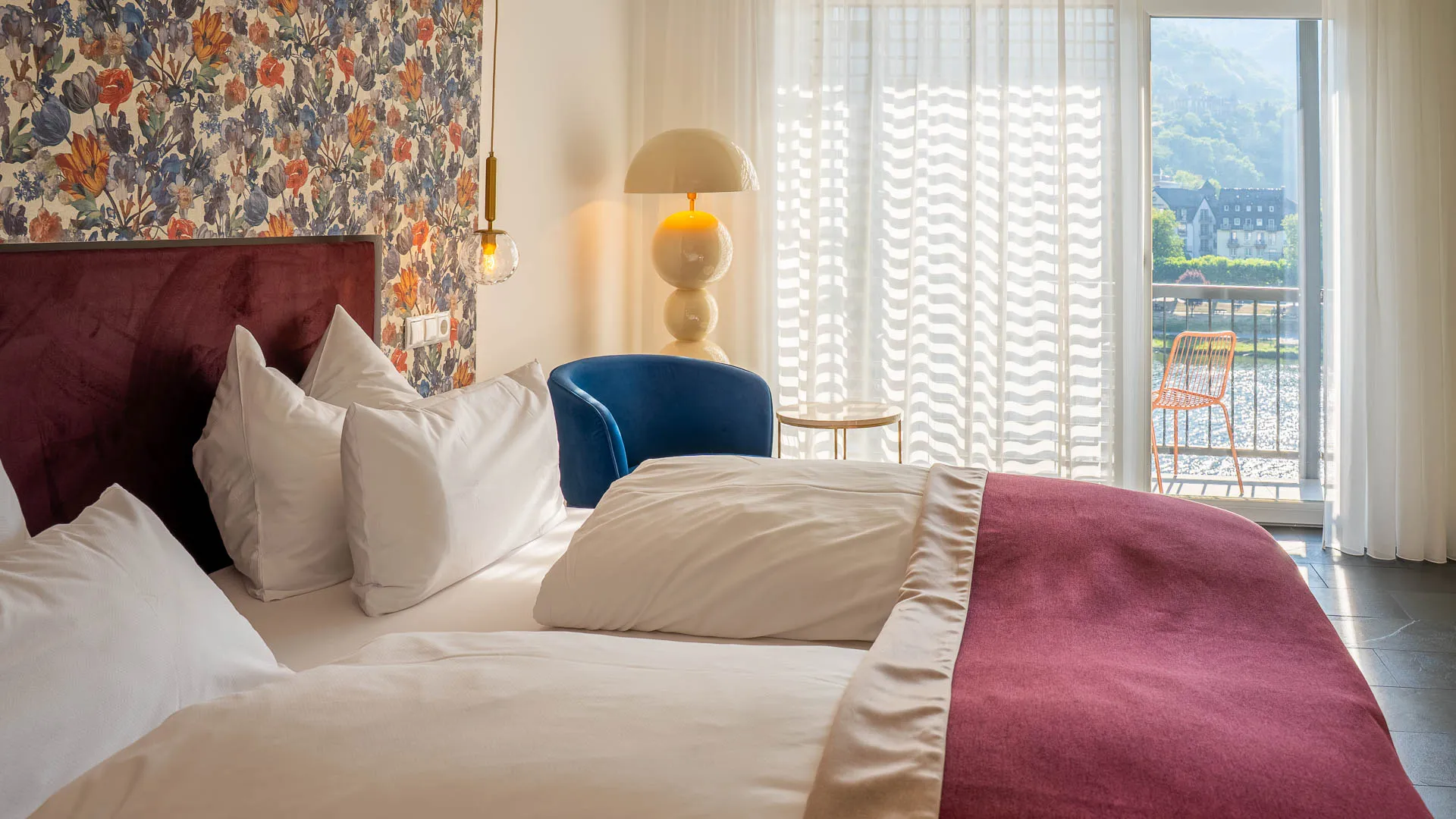 Suite mit Bett und Flussblick auf die Mosel