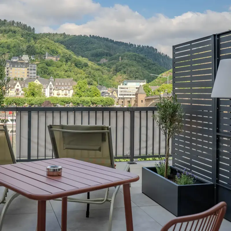Terrasse mit Ausblick auf Landschaft und Stadt