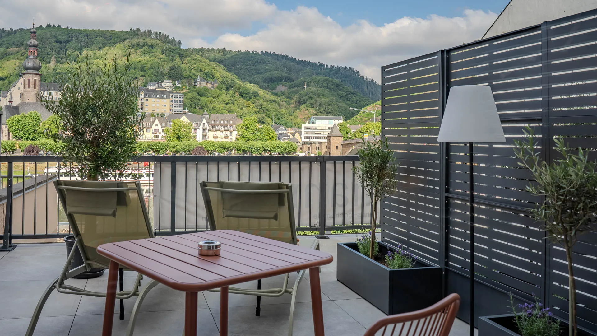 Terrasse mit Ausblick auf Landschaft und Stadt