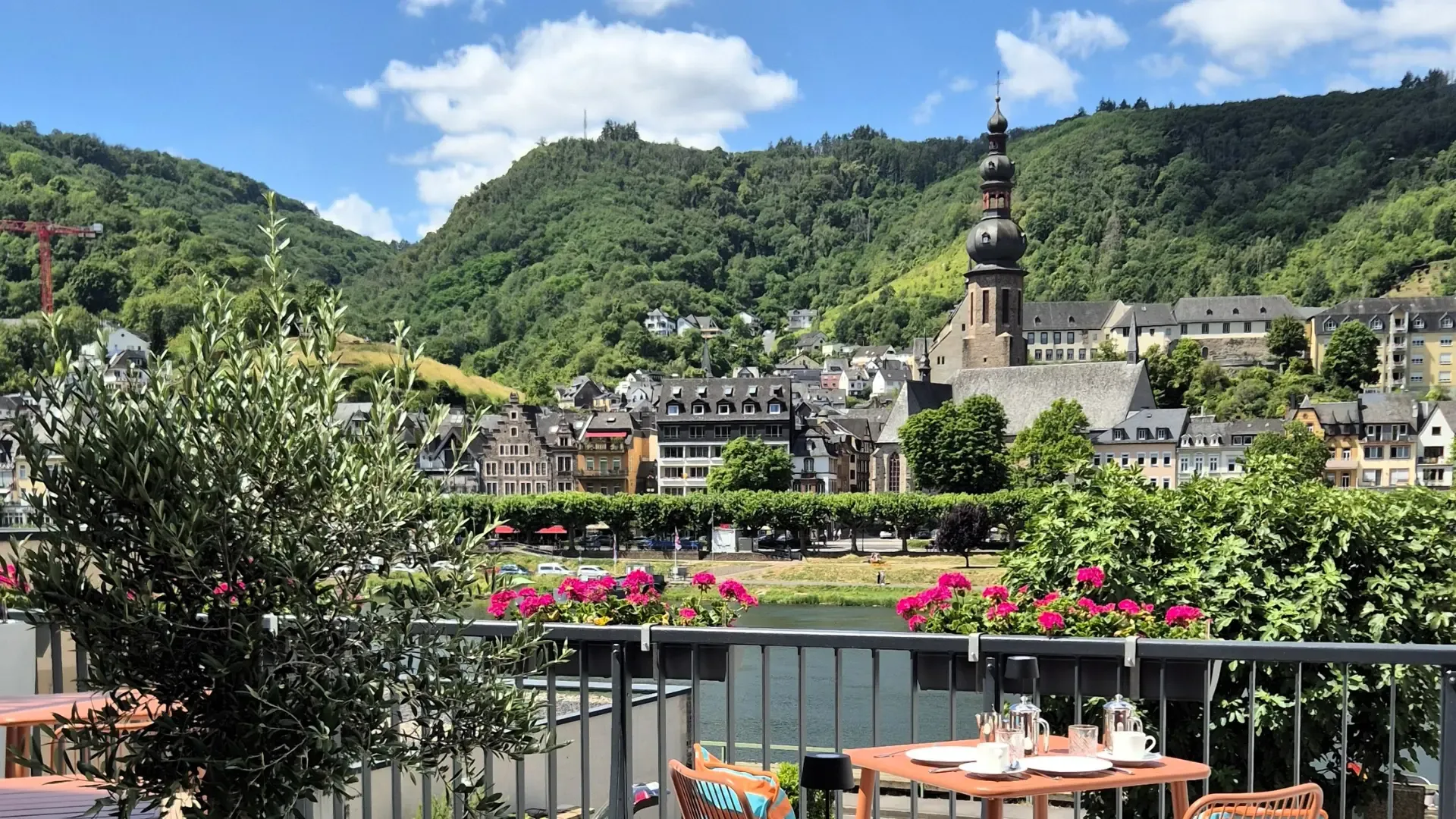 Blick von der Terrasse des Lipmanns Boutique Hotel über Cochem und die Mosel